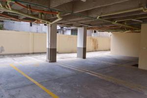 un parking vide dans un garage dans l'établissement Confort en el norte de la ciudad, à Ciudad Jardín