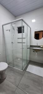 布卢梅瑙SUITE COM AR e BWC PRIVATIVO POUCOS METROS OKTOBERFEST的带淋浴、马桶和水槽的浴室