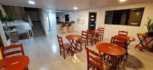 布卢梅瑙SUITE COM AR e BWC PRIVATIVO POUCOS METROS OKTOBERFEST的一间有木桌椅和厨房的餐厅 更多16张照片