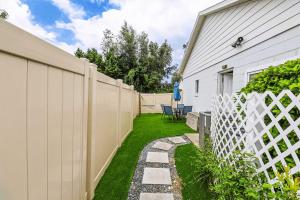 オーランドにあるNEW5 APT NrUCF PETSOK PRIVATE patioENTRY LAUNDRYの庭付家の隣の柵