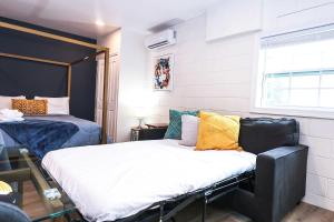 オーランドにあるNEW5 APT NrUCF PETSOK PRIVATE patioENTRY LAUNDRYのベッドが2つと窓がある小さな部屋