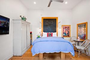 a bedroom with a bed and a chalkboard on the wall at metro hotel and Cafe in Petaluma