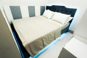 Una cama o camas en una habitación de Sapphira Manor Luxurious Condo by the Bay