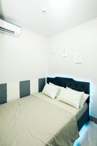 Una cama o camas en una habitación de Sapphira Manor Luxurious Condo by the Bay