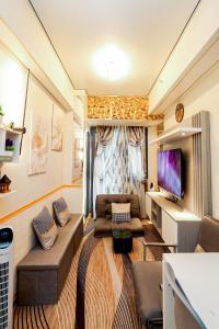 Una televisión o centro de entretenimiento en Sapphira Manor Luxurious Condo by the Bay