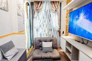 Una televisión o centro de entretenimiento en Sapphira Manor Luxurious Condo by the Bay