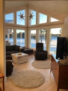 Posezení v ubytování A cozy house with a guesthouse by the river