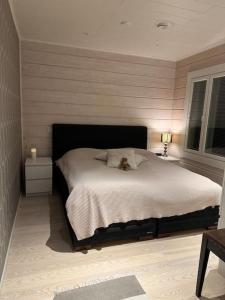 Postel nebo postele na pokoji v ubytování A cozy house with a guesthouse by the river + 13 fotografií