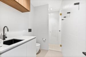 Ένα μπάνιο στο Beach Luxury On The Park - Brand New 2 bedroom 3 Bathroom Carport Shops 100m Beach 500m Aircon Heating Gas fireplace WIFI +7 φωτογραφίες