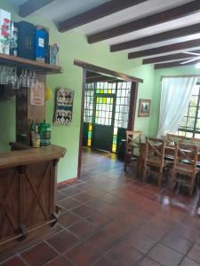 Un restaurante con una mesa y sillas en una habitación. en El Guerrero Club de Campo, en Colonia Benítez