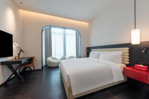 Voodi või voodid majutusasutuse LIKTO-YIYU Hotel Guangzhou Pazhou Exhibition Canton Tower Branch toas