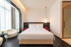 Voodi või voodid majutusasutuse LIKTO-YIYU Hotel Guangzhou Pazhou Exhibition Canton Tower Branch toas