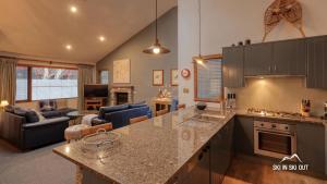 Köök või kööginurk majutusasutuses Ski In Ski Out 11