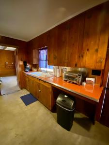 Kuchyň nebo kuchyňský kout v ubytování Joshua Tree Ranch House Motel - Downtown - Room #1