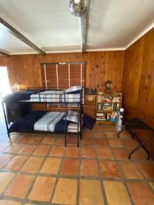 Postel nebo postele na pokoji v ubytování Joshua Tree Ranch House Motel - Downtown - Room #1