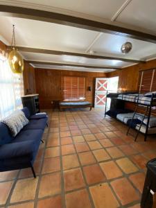 Posezení v ubytování Joshua Tree Ranch House Motel - Downtown - Room #1