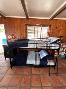 Postel nebo postele na pokoji v ubytování Joshua Tree Ranch House Motel - Downtown - Room #1