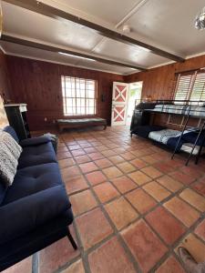 Posezení v ubytování Joshua Tree Ranch House Motel - Downtown - Room #1