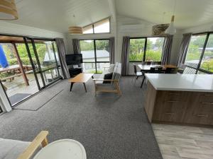 Χώρος καθιστικού στο Relax at Pauanui - Pauanui Holiday Home +13 φωτογραφίες