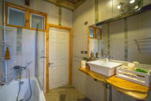 e bagno con vasca, lavandino e vasca. di Sirena Insolente Hostel & Suites a Pichilemu Altre 37 foto