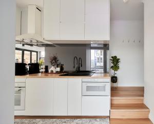 Kuchyň nebo kuchyňský kout v ubytování 2BR - Large balcony facing Flinders Street Station