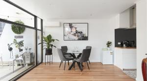Kuchyň nebo kuchyňský kout v ubytování 2BR - Large balcony facing Flinders Street Station