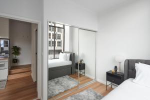Postel nebo postele na pokoji v ubytování 2BR - Large balcony facing Flinders Street Station