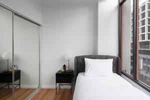 Postel nebo postele na pokoji v ubytování 2BR - Large balcony facing Flinders Street Station