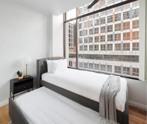Postel nebo postele na pokoji v ubytování 2BR - Large balcony facing Flinders Street Station