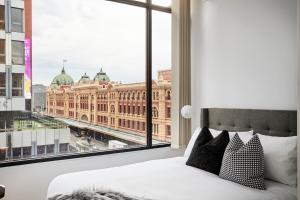 Postel nebo postele na pokoji v ubytování 2BR - Large balcony facing Flinders Street Station