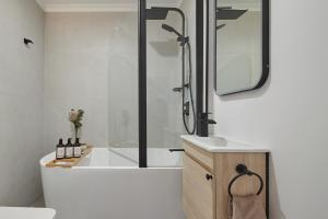 Koupelna v ubytování 2BR - Large balcony facing Flinders Street Station