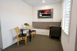 TV a/nebo společenská místnost v ubytování Chalet Motor Inn