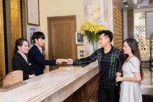 Členové personálu v ubytování Canvas Sapa Legend Hotel