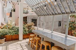 ファンランにあるNhà Bơ Homestayの屋外パティオ(テーブル、スツール付)