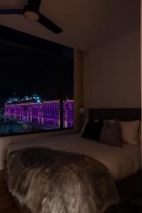 Postel nebo postele na pokoji v ubytování 2BR - Large balcony facing Flinders Street Station