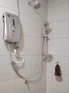 une douche avec un tuyau fixé à un mur dans l'établissement 3706 Meridin Sovo Couple Legoland Netflix BySTAY, à Iskandar Puteri