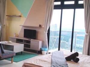 une chambre avec un lit et une télévision et une grande fenêtre dans l'établissement 3706 Meridin Sovo Couple Legoland Netflix BySTAY, à Iskandar Puteri 51 autres photos