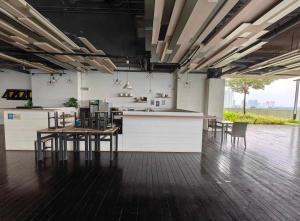 - une cuisine avec des tables et des chaises dans une pièce dans l'établissement 3706 Meridin Sovo Couple Legoland Netflix BySTAY, à Iskandar Puteri