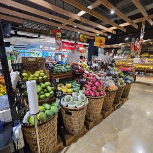 旅舍内部或周边的超市或其他商店