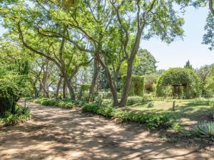 アッドにあるHopefield Guesthouse-Addoの木々の生い茂る公園内の小道 +13枚の写真