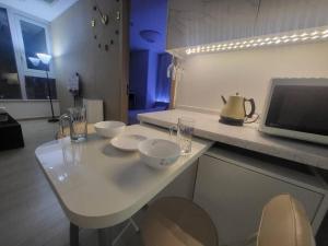 uma cozinha com uma mesa branca e um micro-ondas em Perfect for you, easy to get from Line 1 and 4 em Gunpo