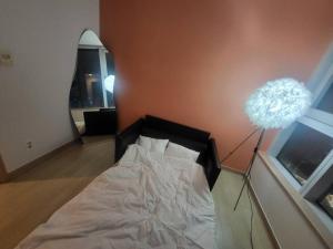 Uma cama ou camas num quarto em Perfect for you, easy to get from Line 1 and 4