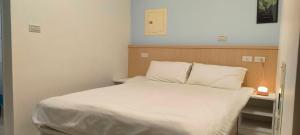 Giường trong phòng chung tại Zhuge Hospitality Homestay