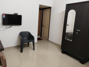 TV a/nebo společenská místnost v ubytování The Dharmaa Homes