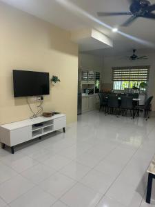 Μια τηλεόραση ή/και κέντρο ψυχαγωγίας στο Belian Homestay Sibujaya