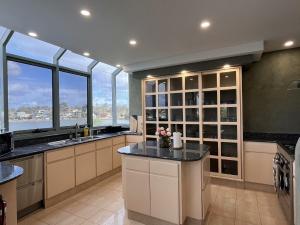 Kuchyň nebo kuchyňský kout v ubytování Chiswick Waterfront Retreat