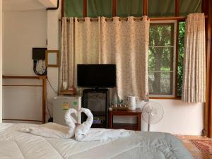 une chambre avec deux cygnes faits pour ressembler à des cœurs dans l'établissement Baan Suan Duang Porn Resort, à Ban Phae
