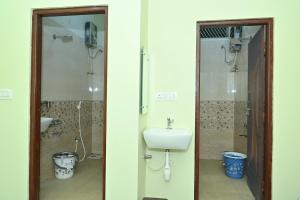 ein Badezimmer mit Waschbecken, Dusche und Toilette in der Unterkunft Khushi's Paradise Villa hampi in Hampi