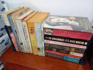 een stapel boeken bovenop een plank bij Ann's Guesthouse in Butuan