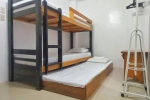 een paar stapelbedden in een kamer bij Ann's Guesthouse in Butuan